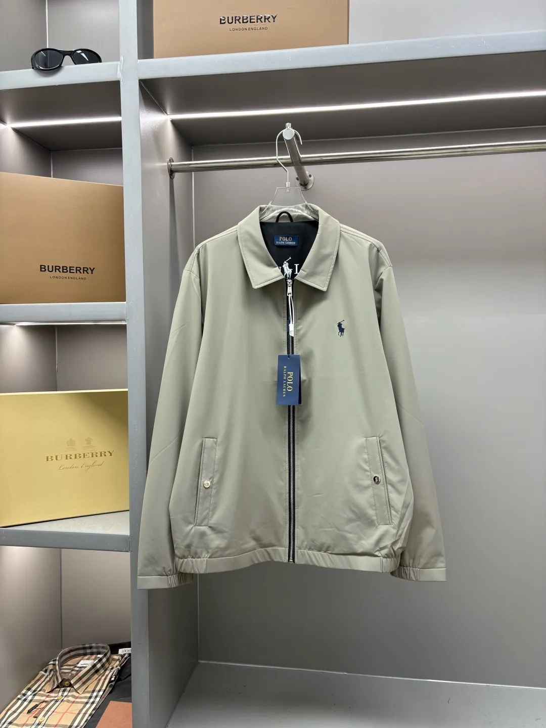 P560 POLO Ralph Lauren's new embroidered thin cotton jacket Original fabric Original accessories Official same model Made of imported polyester fabric, customized vat-dyed fabric Very comfortable and smooth to the touch Very wide and stylish, Will not deform after long-term wear Produced by a first-line brand OEM factory Imported Behringer embroidery machine Full and textured embroidery The latest autumn and winter style Fashionable and individual Super versatile and good-looking one Very suitable for both men and women A must-have for everyone Color: Black Royal blue khaki Size: L-4XL